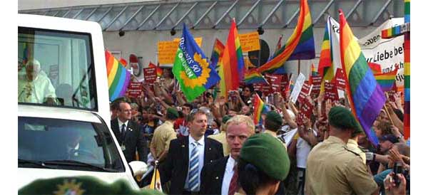 Homosexuals greet Pope at WYD